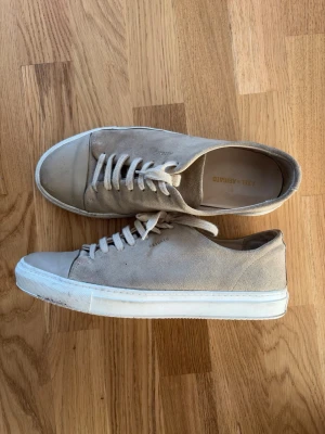 Arigato Skor - Hej! Säljer dessa väldigt populära och snygga Arigatos | Storlek: 43 | Skicket är bra, bara små tecken på användning | Pris kan diskuteras! | Hör av dig vid intresse eller minsta fundering! | Gratis frakt fram till första mars, passa på! 