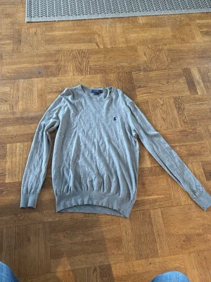 Grå tröja från Polo Ralph Lauren - Snygg grå långärmad tröja från Polo Ralph Lauren i slim fit-modell. Pris går att diskutera 