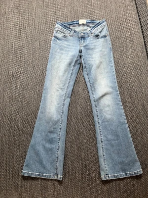Ljusblå bootcut jeans från abrand  - Säljer ett par ljusblå bootcut jeans från abrand med klassiska fickor och utsvängda ben. Använda några gånger och har även gått sönder vid ena benet. 