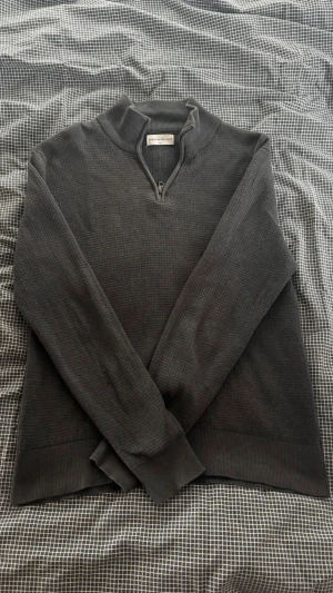 Halv zip tröja- THESE GLORY DAYS S - Säljer nu en fin halv zip. Storlek small. Nypris 1500kr. Ingen vanlig halvzip från tex dressman så det är mycket bättre kvalitet. Bör funka perfekt för dig som är kring 170 lång. Bara att höra av sig vid frågor. (Jag svarar snabbt)