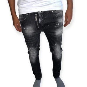 Dsquared2 jeans- Svart-Storlek 46 - Helt ny, högkvalitativ replika. Modellen är 175 cm lång och bär storlek 46 på bilden.EU|46 Pris:1299kr. Leverans: Skickas inom 24 timmar. Notera: Begränsat antal- först till kvarn 