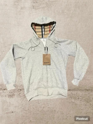 Burberry hoodie - En riktigt fet tröja perfekt till alla årstider, liten i storlek och aldrig använd. Lappen finns kvar.