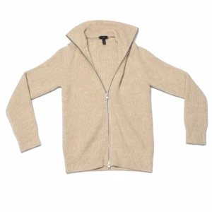 Beige stickad ziptröja H&M - Beige stickad tröja med dragkedja framtill och hög krage. Tröjan har långa ärmar och är ribbstickad för en skön och avslappnad look. Perfekt att slänga på sig över en t-shirt. Materialet är mjukt och värmande. Perfekt till våren. Ny priset är 699kr och den är endast använd en gång. Priset är ej hugget i sten kan sänka vid snabb affär, vid minsta fundering är det bara att höra av sig!