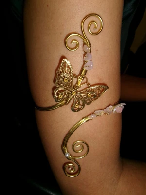 Armcuff  - Finns både i silver och guld💞 Lättböjd material som är enkel att justera. Vid osäkerhet, skriv gärna din till mig din omkrets på armen🥰 Jag gör även customs!