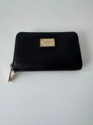 Svart plånbok från Michael Kors - Snygg svart plånbok från Michael Kors.