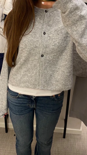 Grå Stickad kofta - Säljer en grå stickad kofta i storlek S från Lindex. Tröjan är lite nopprig pga användning🩷