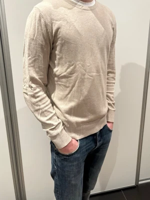 Stickad tröja från Jack & Jones - Stickad tröja från Jack & Jones i mycket bra skick. Storlek XS men passar större, han på bilden är 181