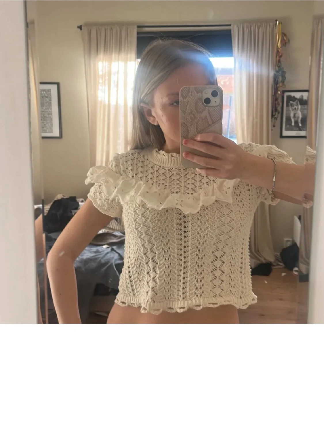 Krämvit stickad blus med volang