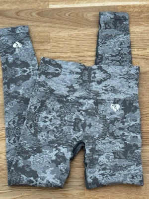 Womens best tights - Women's Best camouflage träningstights. 💚 Högmidjade. Knappt anända, i mycket fint skick endast loggan som tyvärr släppt lite.