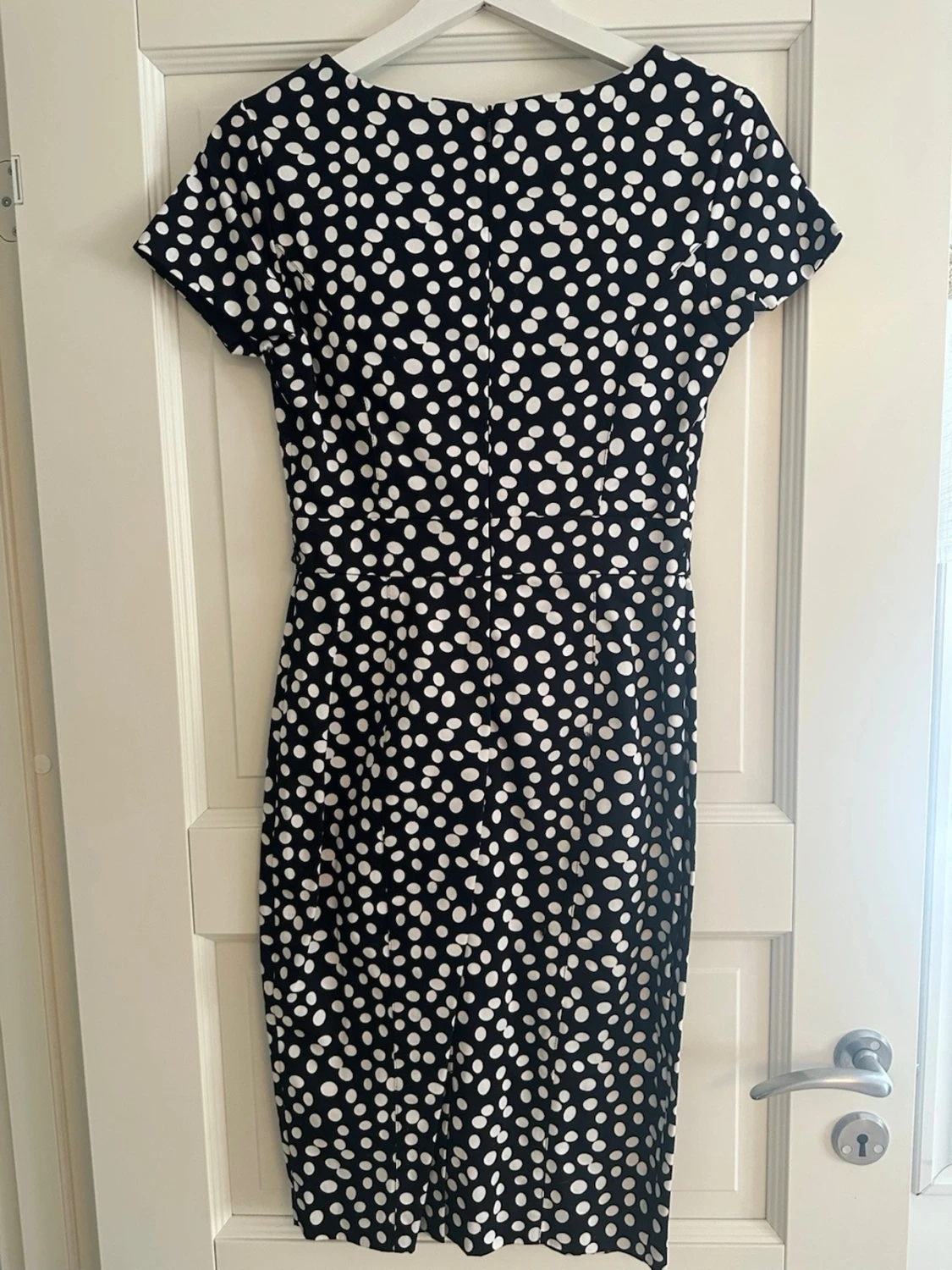 Svartvit prickig klänning från Oasis - 2