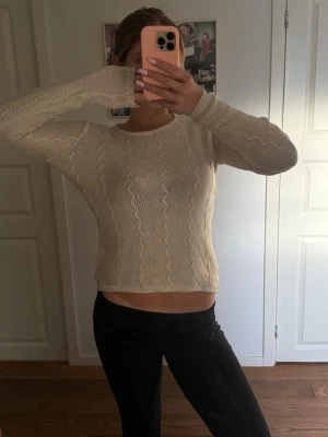 Beige stickad tröja med mönster - En beige lite tunnare stickad tröja med diskret vågmönster och rund hals. Jätte snygg och trendig tröja!💞 