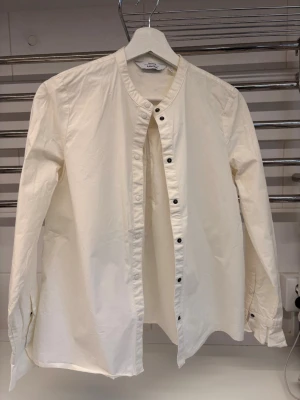 Vit skjorta  - Vit skjorta från Other Stories, mycket bra skick. Storlek S
