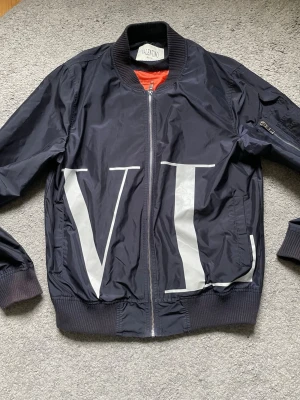 Valentino vårjacka - S  - Storlek S. Storleken är egentligen barn XL men är samma som Xs-S i herr. Unisex. Vltn runt hela jackan. Sjukt stilren och modern. Skriv vid funderingar 