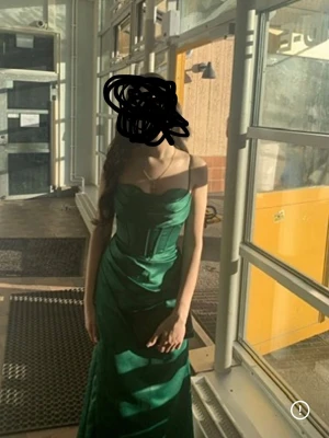 Grön satinklänning med snörning - Elegant lång grön klänning från JJ's House i satin med smala axelband och snörning i ryggen. Köptes för 1600 med frakt och använd endast en gång så väldigt bra kvalitet