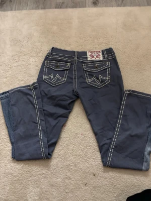 Low waist bootcut vintage jeans - Säljer ett par blåa jeans med vita sömmar och coola fickor💕🫰🏻 från vintage demin och är i väldigt fint och bra skick. Skriv vid frågor💕🫰🏻 passform: low waist bootcut