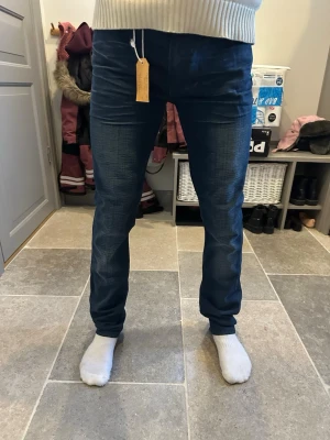 HELT NYA NUDIE JEANS  - Säljer ett par HELT NYA NUDIE JEANS storlek 29,32 mörkblå slim fit jeans med klassisk femficksdesign och en riktig fin wash. Ny pris runt 2500kr mitt pris 499kr!Modellen är thin finn! hör av dig för fler frågor!🤗