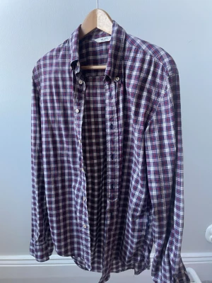 Rutig skjorta från NN07 - Röd/vit/blå skjorta från NN07 i stlk S. Mycket fint skick. Pris kan diskuteras 