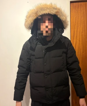 Canada goose Wyndham black label - Säljer en jättefin och varm jacka från Canada goose. Storlek M/M. Hör av er pris går att diskutera. 