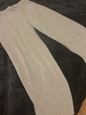 Ljusgrå mjukisbyxor med raka ben - Byxor från lager 157. Använd ett få antal gånger. Har du fler frågor, kom gärna privat🌸