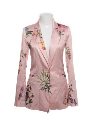 Rosa kavaj med blommönster från Pinko  - 🌺 Elegans och Stil – Pinko Kavaj i Koralrosa med Blommönster 🌺 Upptäck en ungdomlig, elegant och alltid trendig kavaj från Pinko – perfekt för dig som vill sticka ut och bli ihågkommen. Kavajen är koralrosa med ett färgglatt blommönster som lyser upp varje rum och ger en sofistikerad men lekfull look. Varför du kommer älska den: Skick: Som ny, utan fläckar eller defekter – perfekt skick! Storlek: EU 36 (italiensk 42) – passar som skräddarsydd för en feminin siluett. Mått: Längd 73 cm, axlar 35 c