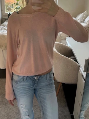 finstickad tröja -  rosa tröja som är använd men har inga större tecken på det. står M på lappen med passar mer som S-Xs. 