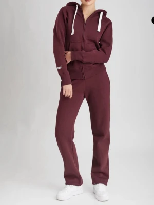 Russemerch set  - Vinröda mjukisbyxor och zip tröja från russemerch i storlek S på båda delarna!