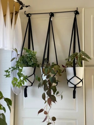 Tre nya svarta amplar - Tre enkla  svarta makraméamplar (utan krukor). Nya.  Passar till krukor med 13-15 cm i övre diametrar. Längd 60-70 cm 