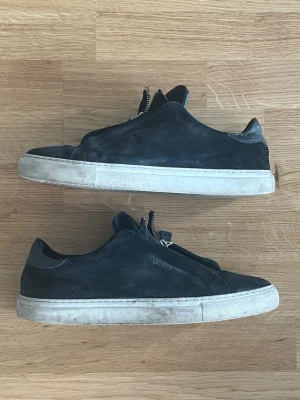 Arigato Clean 90 Zip - Säljer mina Axel Arigato som inte används längre. Dem är i generellt i bra skick men har en liten defekt, se sista bilden. De går heller att ej få tag i dem på deras hemsida eller butik. Hör av er vid frågor