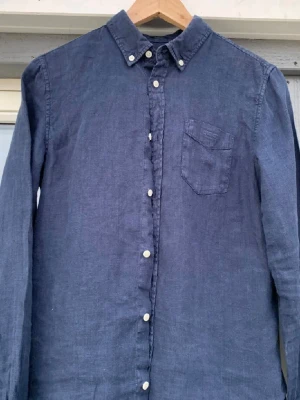Gant linneskjorta  - Snygg mörkblå Linneskjorta från Gant. Storlek 164 som XS. ny pris 1400kr. Skriv vid intresse.