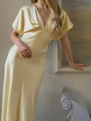 Gina Tricot satin maxi dress  - Gina tricots slutsålda satin maxi klänning i ljusgult. Storlek 38. Den är helt ny, oanvänd och har alla prislapparna kvar