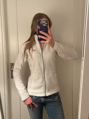 Fleecetröja  - Mysig vit fleecetröja från Helly Hansen i stl xs