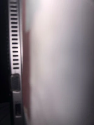 Svart och silver bärbar dator - Bärbar dator i svart och silver med flera portar på sidan, inklusive VGA, HDMI och USB. Chassit är i metall och plast, med ventiler för kylning. Passar bra för dig som behöver många anslutningsmöjligheter.