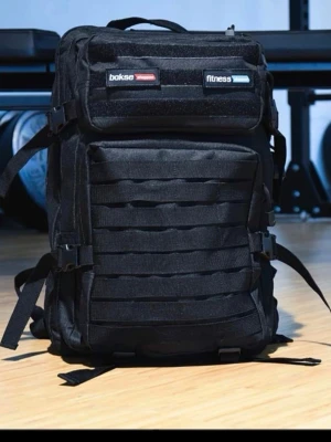 Svart taktisk ryggsäck med MOLLE - Säljer en svart taktisk ryggsäck från  Fitness, flera fack och justerbara axelremmar. Ryggsäcken har vadderad baksida och bröstrem för extra komfort. Perfekt för gym, träning eller äventyr.