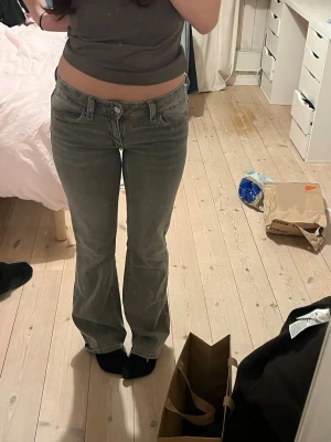 Lågmidjade jeans grå ginatricot  - Fina lågmidjade jeans från ginatricot  De är i storlek 164 men passar mig som brukar ha 34 - 36 i jeans. Dom är stretchiga. Innerbenslängden är 77-78 cm och midjemåttet är 35. 