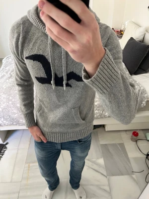 Grå stickad hoodie från Hollister - Säljer en riktigt snygg stickad hoodie från Hollister i storlek S i väldigt fint skick utan defekter. —————————————————————————                                                 📐| Storlek: S                                                           👖| Märke: Hollister                                                 🔎 | Skick: Mycket bra (utan defekter)                ✍🏻 | Skriv om du har några frågor