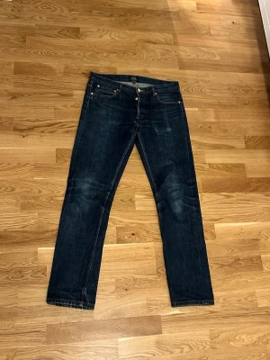 Apc selvage jeans - Säljer ett par feta apc selvage. Modellen heter petit standard och är slim fit. Storlek:30/30 byxorna har inte används mycket dvs att jeansen kommer få snygga fades efter användning. Mått +- 1cm 📐: längd:101 cm. Midja: 41 cm. Benöppning:17 cm. Priset är såklart inte hugget i sten! Hör av er om ni har några frågor. 🙌