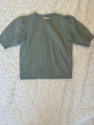 Grön stickad tröja från Only - Säljer en grön stickad tröja från Only med korta ärmar, använd cirka 5 gånger och den är i bra skick! Kan gå ner i pris😇