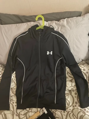 Under Armour - Tjena, säljer denna full dress från under armour, Storlek M men sitter mer som S, köptes för runt 1,2 rätt så ny så lägger ut för 800kr. Fri frakt nu så passa på :)