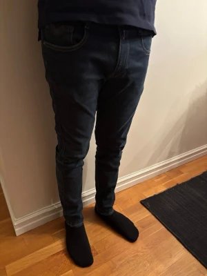 Mörkblå jeans Replay - Tjena! Säljer ett par schyssta Replay jeans. Dom är i mycket bra skick och knappt använda. Strl: 32 ! | Tveka inte att fråga något!