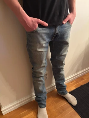 Ljusblå Nudie Jeans - Tjena! Säljer ett par schyssta Nudie jeans. Dom är i mycket bra skick och knappt använda. Strl: 28 ! | Tveka inte att fråga något!