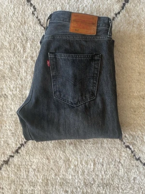 Levi's 501 svarta raka jeans - Ett par najs Levis jeans. Snygg mörk grå färg, passar me allt. Nästintill nya, grymt skick. Köp för endast 300kr. 