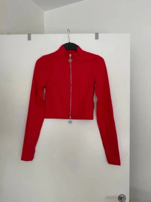 ”Träningsjacka” röd  - Storlek xs. Aldorg använd. Är lite smutsig då jag köpt den i butik och inte tvättat upp den. 