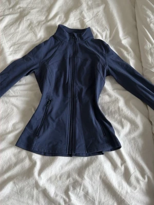 Mörkblå vindjacka med dragkedja - Nyt skick köparen står för frakten 