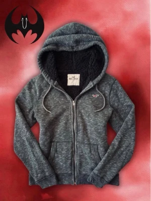 Vintage fodrad Hollister zip hoodie - Mörkgrå fodrad Hollister | Mycket bra skick | Size S/M | Längd: 66cm Armlängd: 64cm Bröstvidd: 52cm | Modell 178cm, 60kg | Lägg endast bud med avsikt att köpa, inga fördröjning! | Pris är inte hugget i sten!