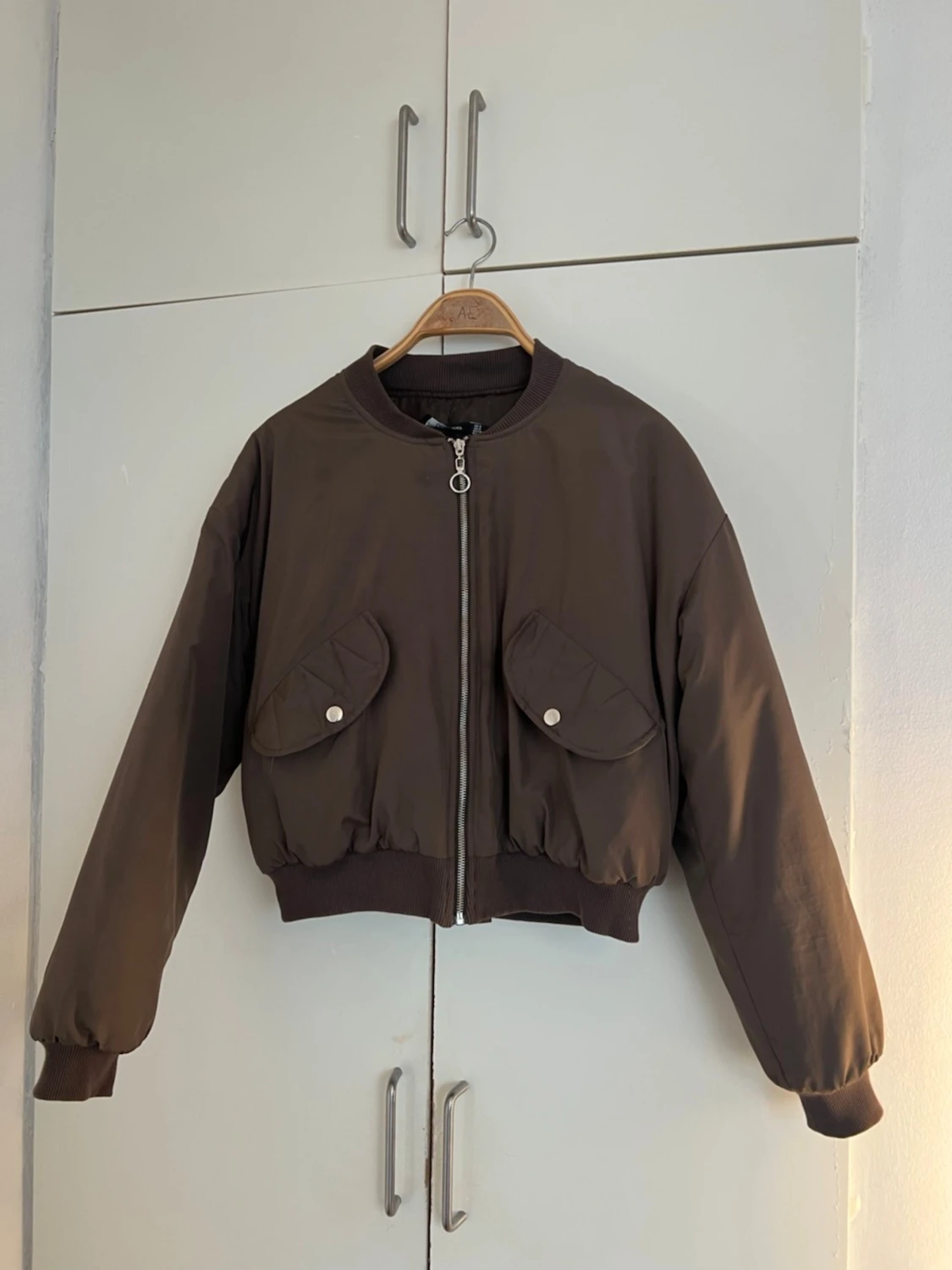 Brun bomberjacka med fickor