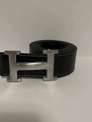 Svart H Bälte - Höjd efterfrågan passa på!