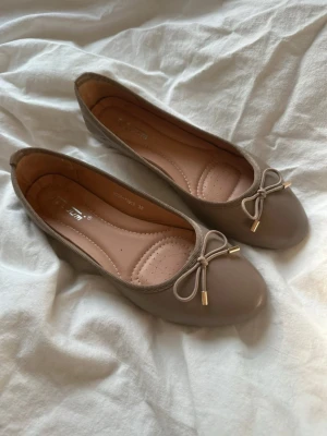 Ballerina skor - Sååå snygga! Använda en gång så precis som nya 💞💞🥰 vet tyvärr inte märket men de är köpa på Raglady !!