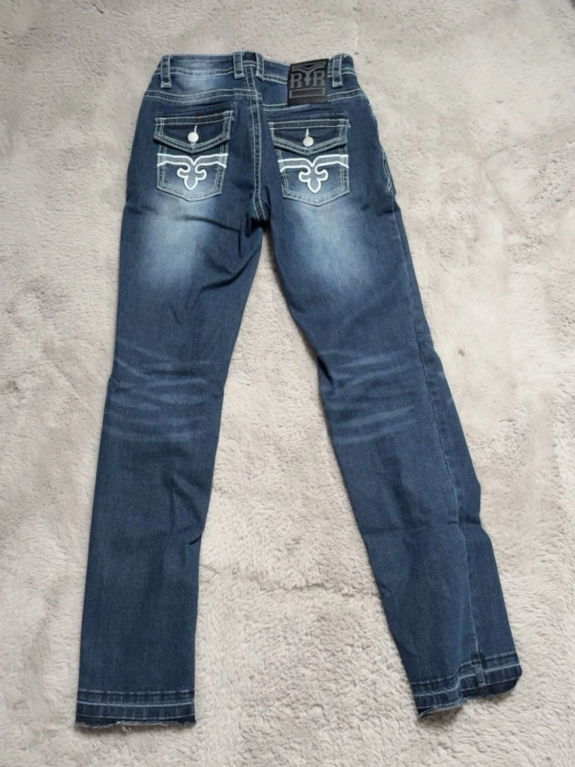 Blå jeans med tryck på bakficka - 2