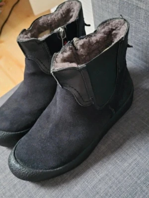 Canada snow strl 36 - Canada snow curlingkängor i storlek 36, innermått 240 mm. Uttagbar sula m fårskinn.  Använda fåtal gånger då de var för små för mig/passade inte min fot så I stort sett I nyskick.  Skinn/mockasko fodrad med lammull.  Nypris är mellan 2400-2900 kr.