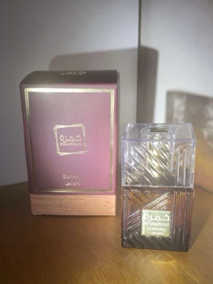 Khamrah Dukan parfym från Lattafa - Denna parfym, latafa Khamra dukan , är helt oanvänd och endast testad en gång. Den är i perfekt skick och i originalförpackning. En exklusiv och sällsynt doft som är svår att få tag på. Perfekt för den som vill ha något unikt!”